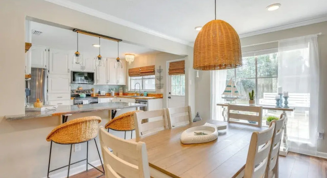 Коттедж 2 Mi to Shore: Modern Retreat in Fort Walton Beach
