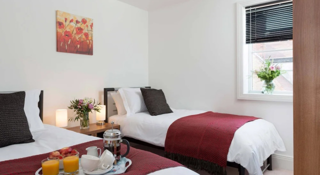 Коттедж с балконом Abbey View Apartment