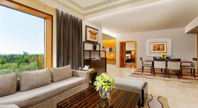 Двухместный люкс c 1 комнатой с видом на бассейн Crowne Plaza Hotel Gurgaon by IHG