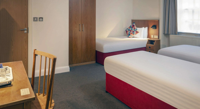 Трёхместный номер Standard Queensway Hotel, Sure Hotel Collection by Best Western