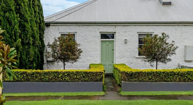 Коттедж Cottage on James circa:1855 - Modern historic