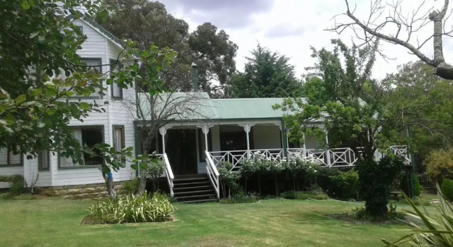 Коттедж с 4 комнатами Kahara Maluti Lodge