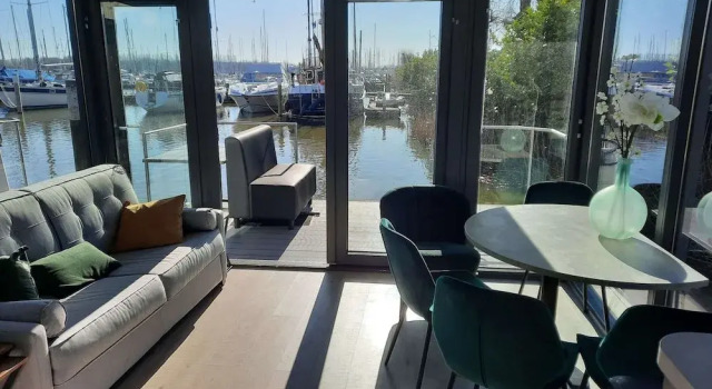 Номер Standard Waterfront Houseboat Near the Centre
