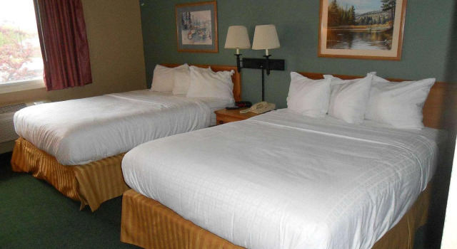 Четырёхместный номер Standard AmericInn by Wyndham Oscoda Near AuSable River