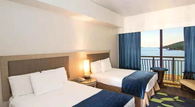Четырёхместный номер Standard с видом на океан Windward Passage Hotel