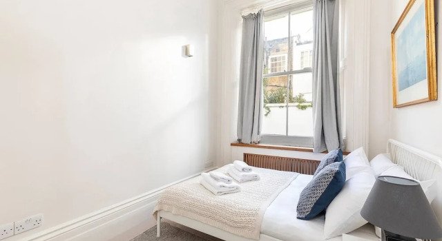 Gorgeous 2-bed Flat in Kensington, Забронировать Отель Отели Лондона 3 звезды, рядом с Блэкхорс Роуд, 3*
