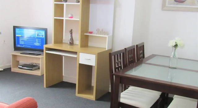 Апартаменты с 4 комнатами Spacious Flat Fenham