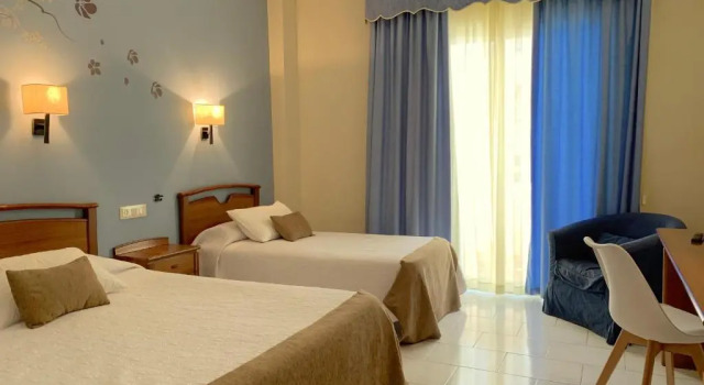 Трёхместный номер Standard с балконом Hotel Restaurant Llansola