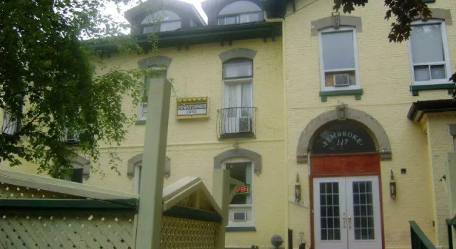 Четырёхместный номер Standard Pembroke Inn