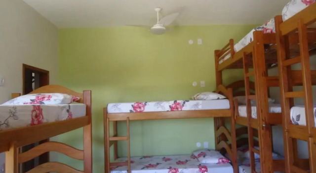 Кровать в общем номере Harmoni Hostel & Pousada