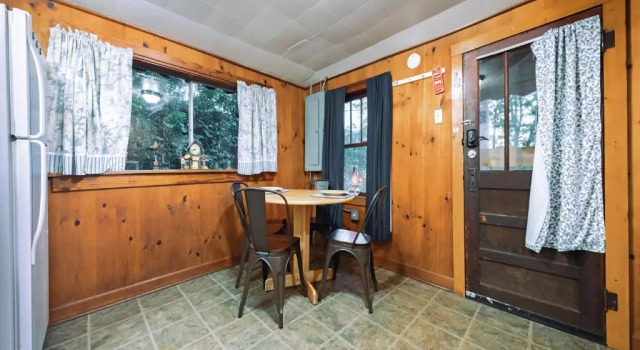 Log Cabin Motor Court, Забронировать Отель Отели Ашвилл с парковкой, Парковка
