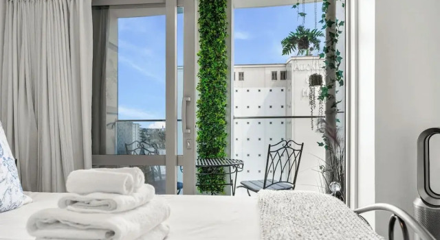 2BR Apt with Parking in Prime Spot Zodiak Stays