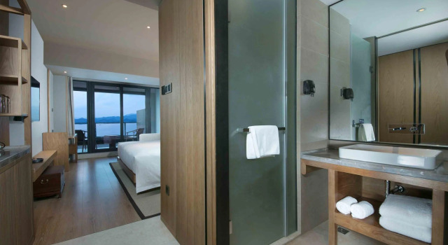 Двухместный номер Premium с видом на озеро voco Thousand Island Lake by IHG