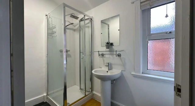 Коттедж Large House, 4 Netflix Tv's, Sleeps 6, fast WIFI & Garden, Nearby parking