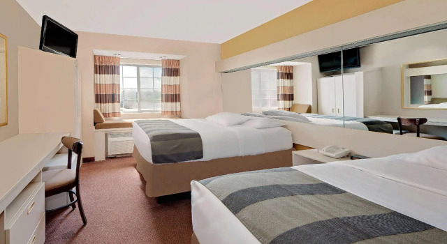 Четырёхместный номер Standard Microtel Inn & Suites by Wyndham Joplin
