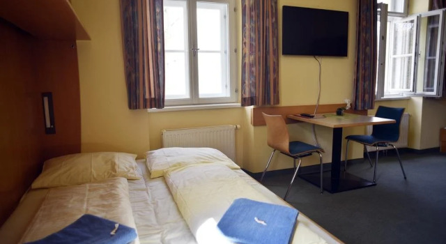 Junges Hotel Tulln, Rezerwuj Hotel Hotele i noclegi w Tulln, Hotel