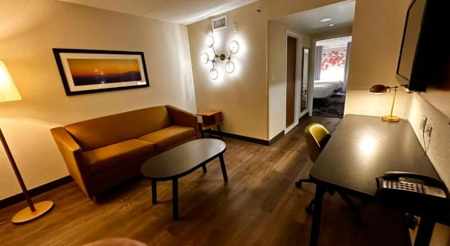 Четырёхместный люкс Fairfield by Marriott Inn & Suites Newmarket