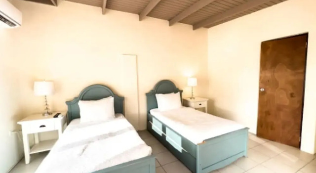 Spacious 6BR Villa w Pool Close2beach Sleeps 16, Забронировать Вилла Ораньестад Аруба