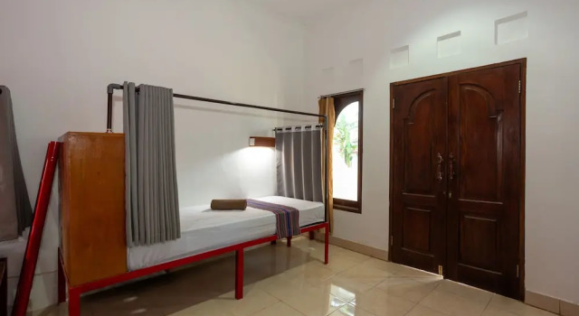 Кровать в общем номере (мужской номер) Kidis Lodge Gilitrawangan