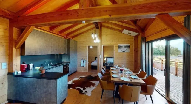 Шале с балконом и с видом на сад Woodland Village Anzère