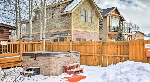 Коттедж с 3 комнатами с балконом Riverfront Cabin, 4 Mi to Granby Ranch