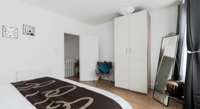 4 Bed House - Sleeps 6 - Garden, Pets, Wifi