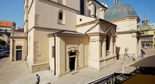 Apartments Lux in city center Lviv, Забронировать Апартаменты/квартира Отели Львова с парковкой, рядом с Дворец Дедушицких, Парковка