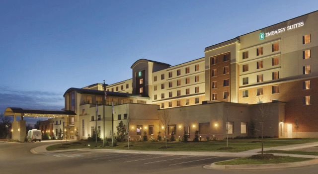 Четырёхместный люкс Embassy Suites Oklahoma City Downtown/Medical Center