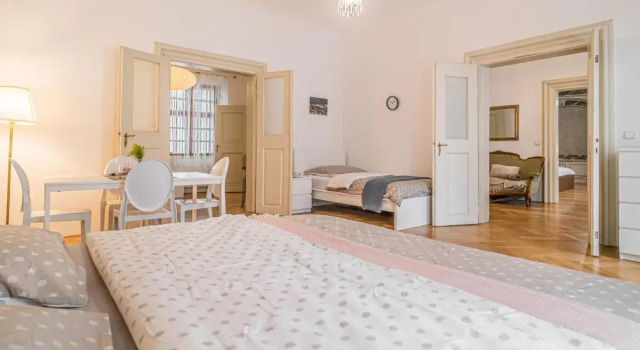 Charles Bridge Suites, Забронировать Отель Отели Праги с парковкой, рядом с Театр Svanda, Парковка