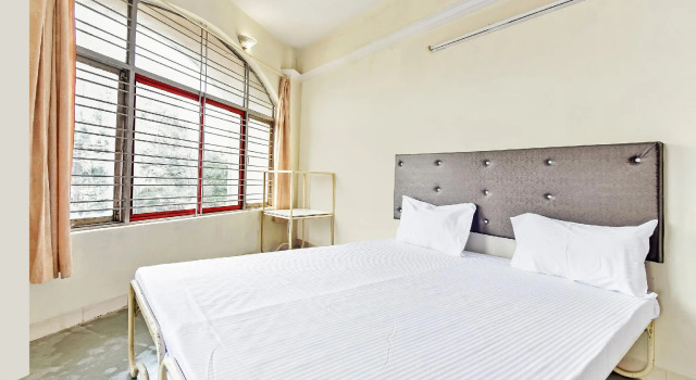 SPOT ON 48335 Hotel Kuber Lodge, Забронировать Отель Отели Насик с парковкой, Парковка