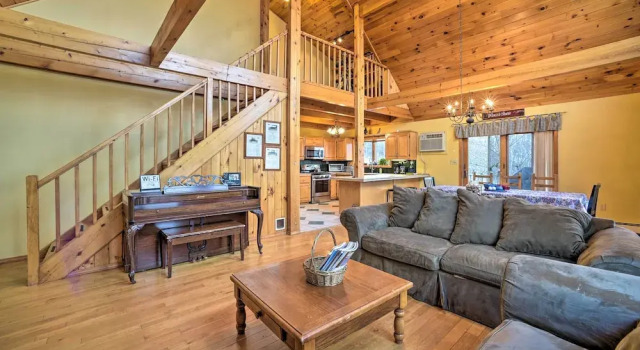 Charming New York Chalet w/ Hot Tub & Game Room!, Boek Chalet Hotels in Preston Hollow met parkeren, Parkeren