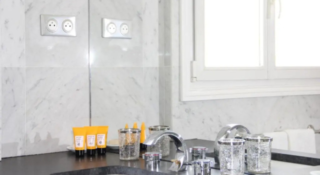 Sublime suite Avenue des Champs-Élysées, Забронировать Апартаменты/квартира Отели Парижа с парковкой, рядом с Свято-Троицкий собор и Русский православный духовно-культурный центр, Парковка