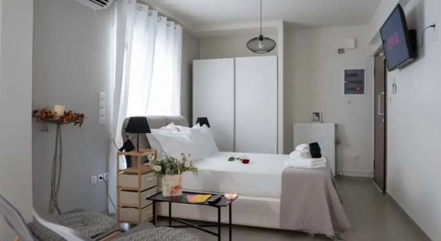 The Athenian Penthouse Studio - An Urban Haven