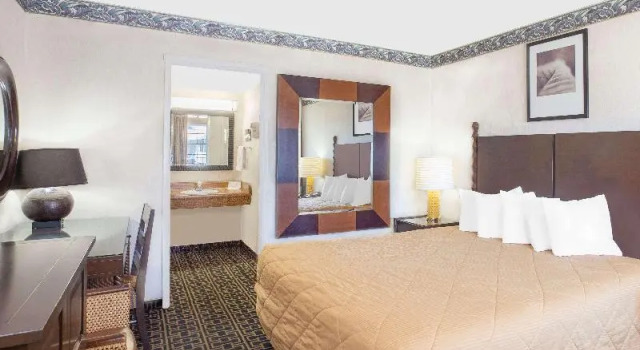 Номер Standard Days Inn by Wyndham Fresno Central