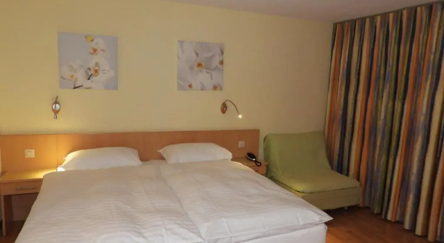 Двухместный номер Deluxe с балконом Hotel Sherlock Holmes "nur 200m zur Gondelbahn Hasliberg"