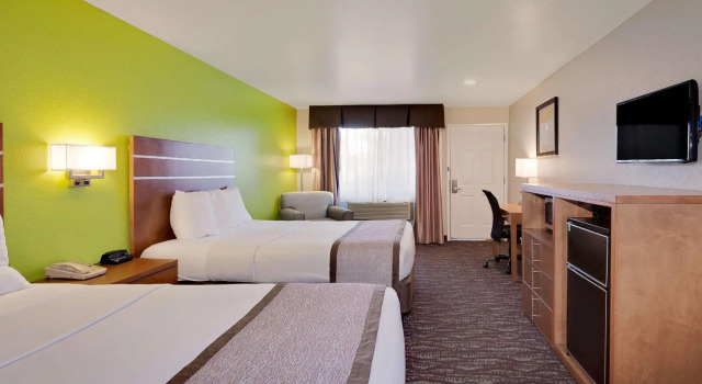 Четырёхместный номер Standard Days Inn & Suites by Wyndham Arcata
