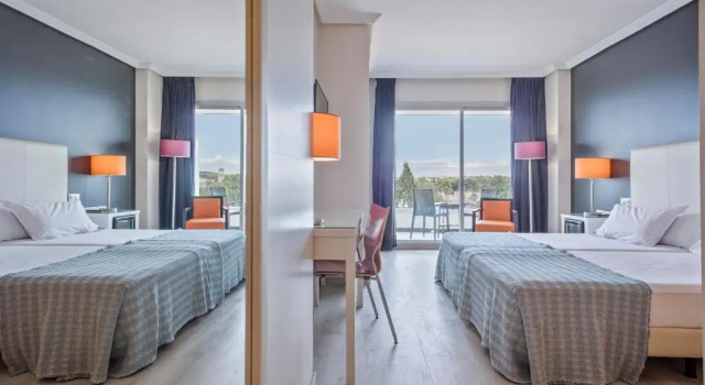 Четырёхместный номер Standard Hotel Balneario Playa de Comarruga