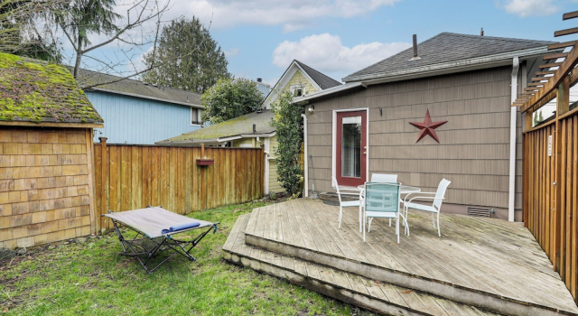Коттедж 8 Mi to Lumen Field! Walkable Home w/ Fenced Yard