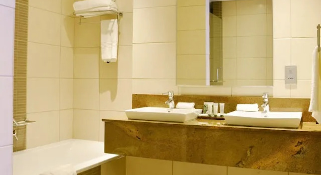 Четырёхместный номер Standard с балконом Premier Hotel East London ICC