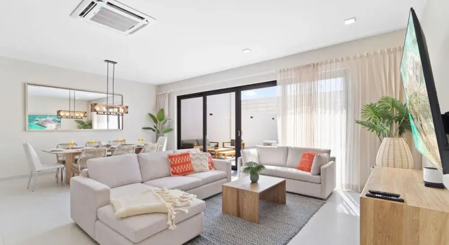 NEW Lux 4BR Villa w Private Pool Walk to Beach, Book Villa Villas in Malmok, Villa