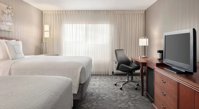 Четырёхместный номер Standard с балконом Courtyard by Marriott Chicago Bloomingdale