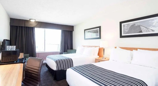 Четырёхместный номер Standard Sandman Inn McBride