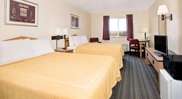 Четырёхместный номер Standard Days Inn & Suites by Wyndham Castle Rock