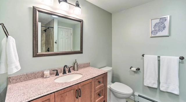 Коттедж с 4 комнатами Family-friendly Retreat w/ Hot Tub: 1 Mi to Dtwn