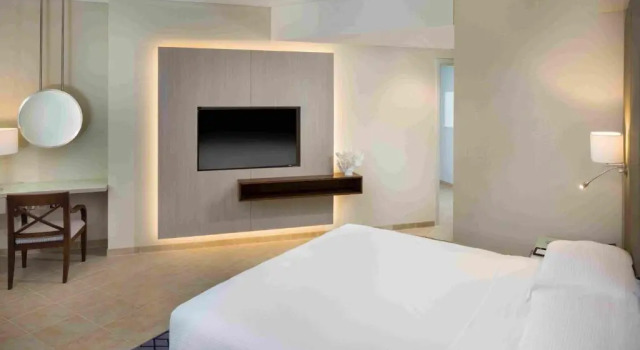 Апартаменты с 3 комнатами с балконом и с видом на море Beach Rotana   All Suites