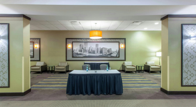Crowne Plaza Chicago Ohare Hotel & Conf Ctr by IHG, Забронировать Отель Роузмонт Большой Чикаго, рядом с The Dome at the Parkway Bank Sports Complex
