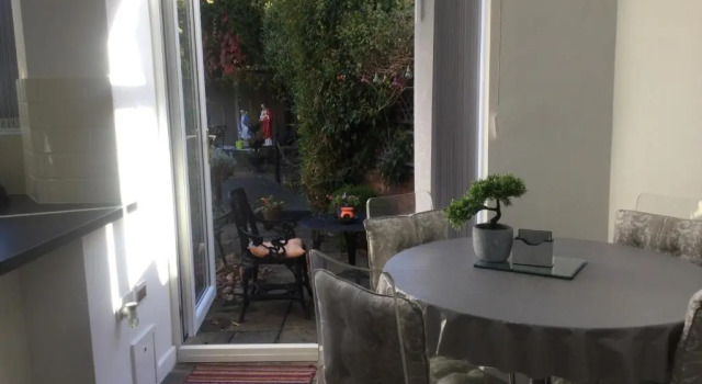 Апартаменты Oakleigh 1 bed ground floor garden view apartment FREE ONSITE PARKING