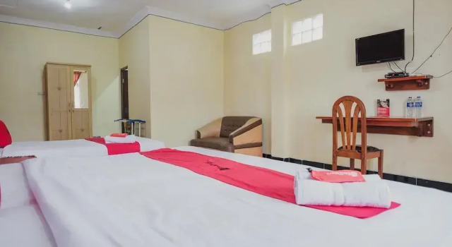 Hotel & RM Sahabat Utama by RedDoorz, Book Hotel Liwa Sumatra