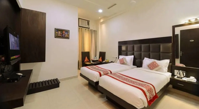 OYO 1493 Hotel Madhushrie, Забронировать Отель Отели Агры с бассейном, Бассейн
