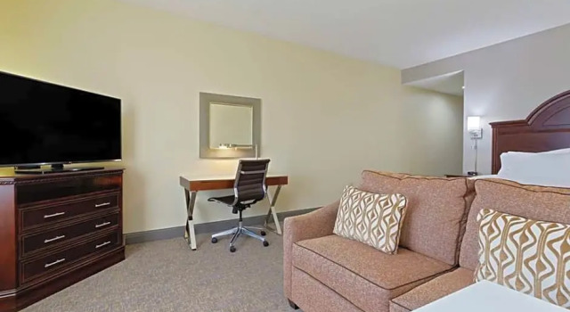 Номер Deluxe с видом на озеро Hampton Inn & Suites Wellington